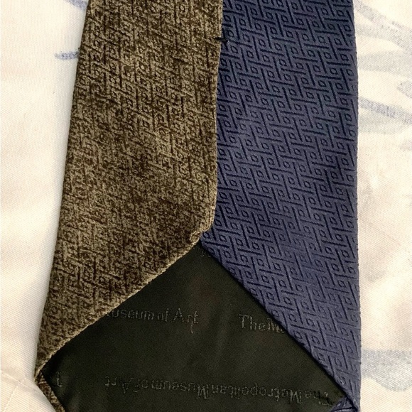 METROPOLITAN MUSEUM OF ART Men's 100% Silk Tie DESIGNER Blue Gold Mythical Birds - Picture 2 of 3